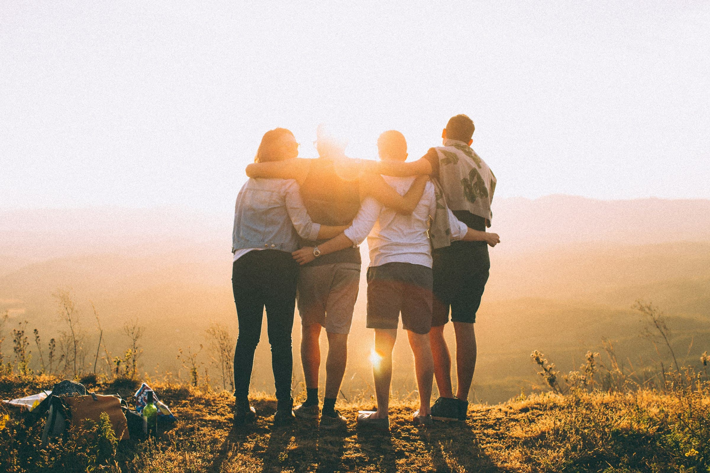 Personas unidas mirando el horizonte en comunidad